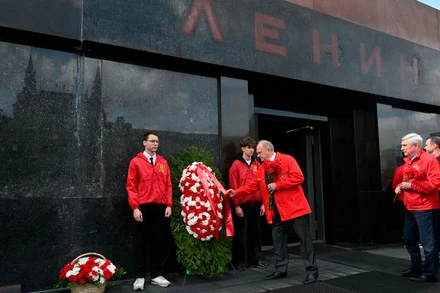 Lãnh đạo Đảng Cộng sản Liên bang Nga đặt hoa tại Lăng V.I.Lenin. (Ảnh: KPRF.RU)
