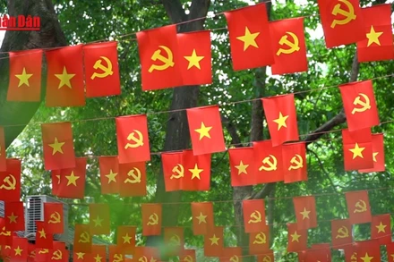 [Video] Nghề "giữ hồn" lá cờ Tổ quốc