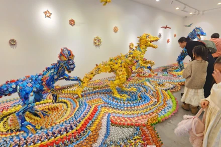 Phòng trưng bày mô hình khủng long được làm từ đồ chơi nhựa.