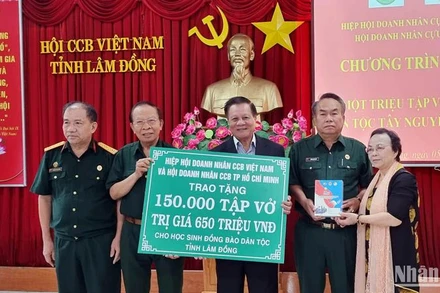 Ban tổ chức trao bảng tượng trưng cho Hội Cựu chiến binh tỉnh Lâm Đồng tặng 150 nghìn tập vở cho học sinh địa phương.
