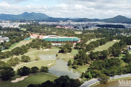 Sân golf Đồi Cù - Đà Lạt.