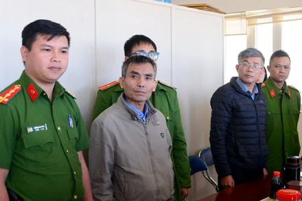 Cơ quan chức năng thực hiện lệnh khởi tố và bắt tạm giam các bị can.