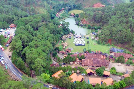 Một góc khu du lịch Làng Cù Lần. (Ảnh: Làng Cù Lần)