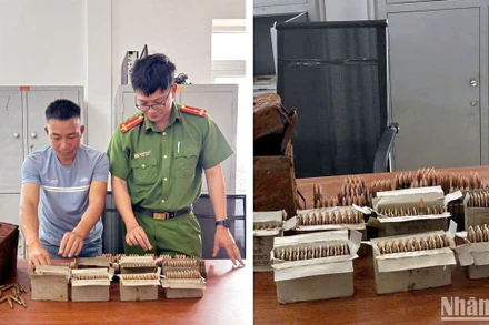 Cơ quan công an thực hiện thủ tục tiếp nhận số hiện vật người dân giao nộp.