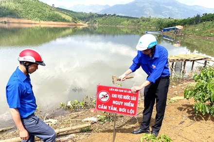 Đoàn thanh niên thành phố Bảo Lộc, Lâm Đồng, cắm biển cảnh báo phòng, chống đuối nước tại các vị trí nguy cơ trên địa bàn. (Ảnh: K.P)
