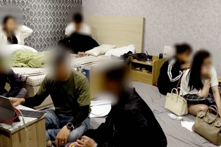 Lực lượng công an làm việc với các đối tượng.