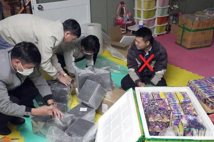 Lực lượng chức năng khám xét khẩn cấp nơi ở của đối tượng Nguyễn Quốc Phong (x). 