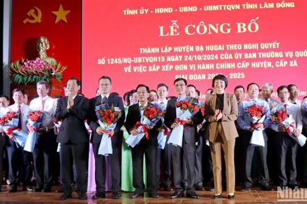 Lãnh đạo Tỉnh ủy Lâm Đồng tặng hoa các đồng chí trong Ban Thường vụ Huyện ủy Đạ Huoai.