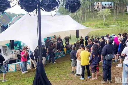 Sân khấu âm nhạc trái phép giữa rừng.