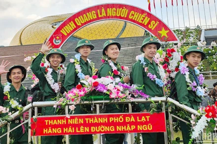 Những thanh niên ưu tú thành phố Đà Lạt qua cầu vinh quang lên đường thực hiện nghĩa vụ xây dựng và bảo vệ Tổ quốc.