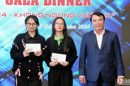 Phó Chủ tịch Ủy ban nhân dân tỉnh Lâm Đồng Phạm S trao thưởng cho hai tay vợt Vân Linh và Vân Chi.