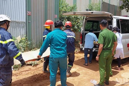 Lực lượng chức năng đưa nạn nhân bị vùi lấp trong vụ sạt lở ra khỏi hiện trường.