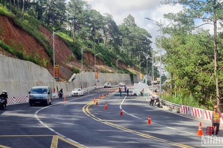 Phân luồng giao thông để khắc phục điểm hư hỏng cục bộ trên đèo Prenn-Đà Lạt.