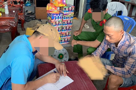 Cơ quan chức năng lập biên bản xử lý vụ việc.