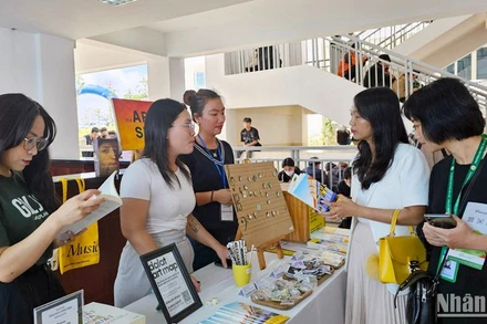 Các doanh nghiệp giới thiệu, tư vấn vị trí việc làm cho sinh viên Trường Đại học Đà Lạt tại ngày hội việc làm.