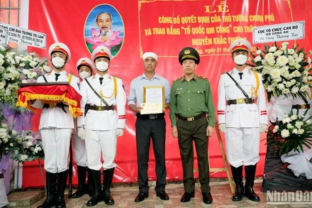 Thiếu tướng Lê Văn Tuyến, Thứ trưởng Công an tại lễ trao bằng "Tổ quốc ghi công" và quyết định của Bộ trưởng Công an cho thân nhân liệt sĩ, Trung tá Nguyễn Khắc Thường.