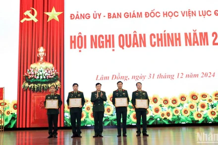 Trung tướng Đỗ Minh Xương, Giám đốc Học viện Lục quân, trao bằng khen tặng các tập thể.