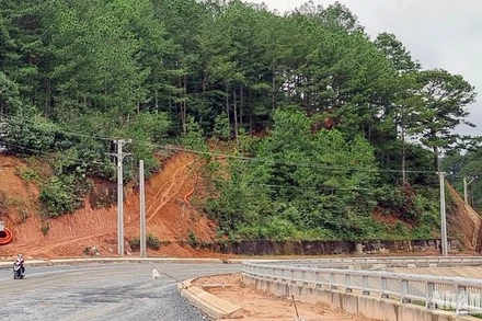 Con đường đất phía trái tuyến đường vào khu du lịch quốc gia hồ Tuyền Lâm có dấu hiệu mới san gạt. 