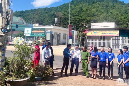 Kiểm tra camera giám sát của mô hình dân vận khéo “chuyển đổi số-vì nhân dân phục vụ” tại Lâm Đồng.