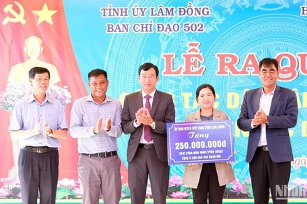 Ủy ban Mặt trận Tổ quốc Việt Nam tỉnh Lâm Đồng trao biểu trưng tặng nhà đại đoàn kết tại lễ ra quân làm công tác dân vận.