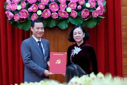 Đồng chí Trương Thị Mai trao quyết định của Bộ Chính trị về điều động, chỉ định đồng chí Nguyễn Thái Học, Phó trưởng Ban Nội chính Trung ương, tham gia Ban Chấp hành, Ban Thường vụ và giữ chức Quyền Bí thư Tỉnh ủy Lâm Đồng.