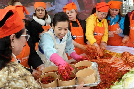 Giảng viên ẩm thực người Hàn Quốc trực tiếp hướng dẫn làm kim chi tại sự kiện. 