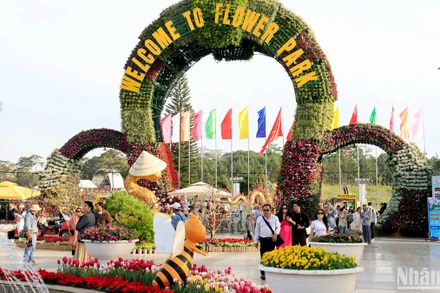 Du khách đến tham quan khu du lịch vườn hoa Đà Lạt dịp Tết Nguyên đán 2025.