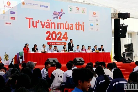 Quang cảnh buổi tư vấn mùa thi năm 2024 tại Trường Đại học Đà Lạt.