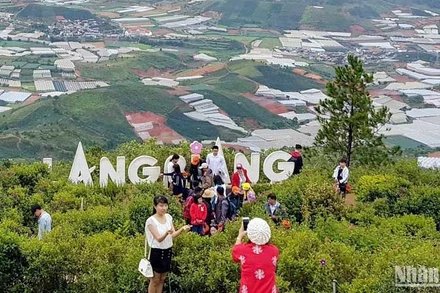 Du khách tham quan khu du lịch Langbiang.