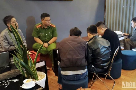 Lực lượng chức năng xử lý vụ việc.