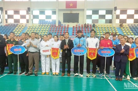 Ban tổ chức trao cờ lưu niệm cho các đội tham gia giải.