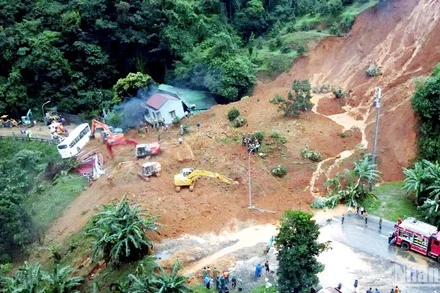 Hiện trường vụ sạt lở nghiêm trọng trên đèo Bảo Lộc.