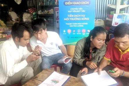 Một điểm chi trả tiền dịch vụ môi trường rừng không dùng tiền mặt.