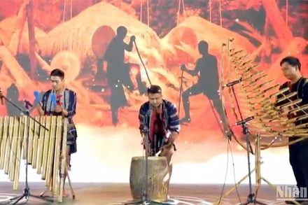 Tiết mục hòa tấu nhạc cụ dân tộc mang đậm bản sắc văn hóa Tây Nguyên tại đêm giao lưu.