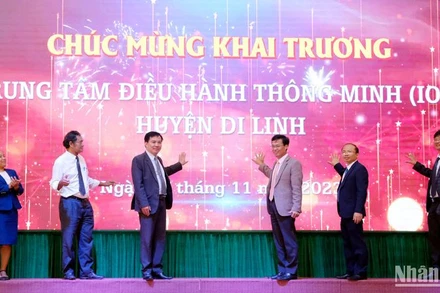 Các đại biểu thực hiện nghi thức khai trương Trung tâm IOC huyện Di Linh.