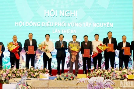 Phó Thủ tướng Trần Lưu Quang trao Quyết định phê duyệt Quy hoạch vùng Tây Nguyên cho lãnh đạo các tỉnh khu vực Tây Nguyên.