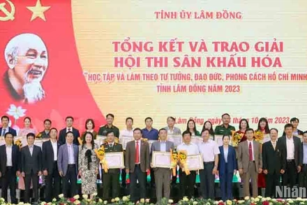 Ban tổ chức hội thi cùng các đội thi tại lễ tổng kết và trao giải.
