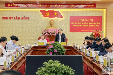 Quang cảnh buổi làm việc.