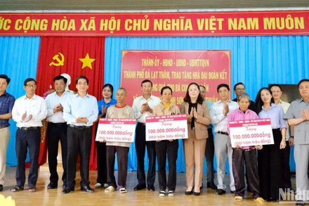 Đoàn công tác thành phố Đà Lạt trao tặng 3 ngôi nhà đại đoàn kết cho gia đình chính sách có hoàn cảnh khó khăn tại xã Ma Nới.