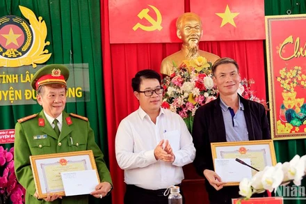 Phó Chủ tịch Ủy ban nhân dân tỉnh Lâm Đồng Nguyễn Ngọc Phúc trao Bằng khen tặng các tập thể.