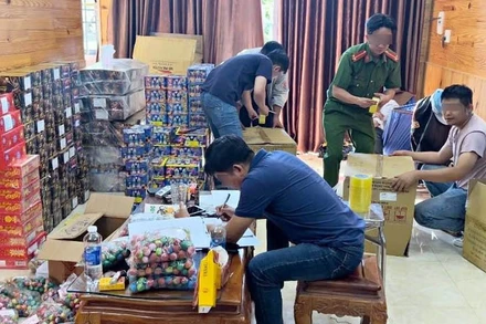 Lực lượng chức năng thu giữ hơn 623kg pháo nổ tại nhà của đối tượng Lê Minh Trực.