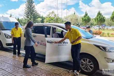 Hành khách có thêm lựa chọn dịch vụ ô-tô đưa, đón tại sân bay Liên Khương. 