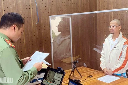 Cơ quan công an thực hiện các thủ tục thi hành lệnh tạm giam đối tượng Dương Tuấn Ngọc.