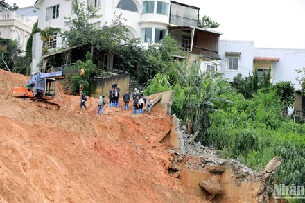 Lâm Đồng chỉ đạo rà soát, sơ tán các hộ dân ở những khu vực chân núi, nguy hiểm trong mùa mưa bão.