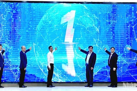 Các đại biểu thực hiện nghi thức khai trương Trung tâm IOC huyện Đam Rông.