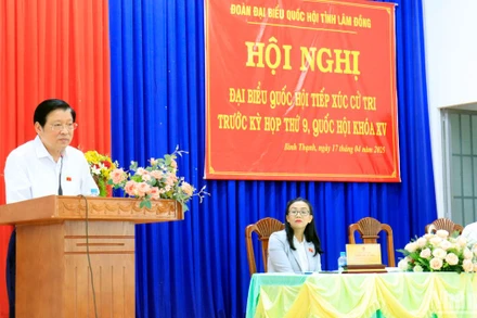 Đồng chí Phan Đình Trạc phát biểu ý kiến tại buổi tiếp xúc cử tri xã Bình Thạnh, huyện Đức Trọng, tỉnh Lâm Đồng.