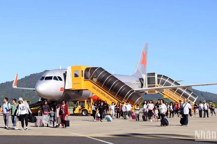 Một chuyến bay đáp xuống sân bay Liên Khương.