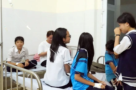 Các học sinh có biểu hiện chóng mặt, buồn nôn... sau khi ăn kẹo không rõ nguồn gốc được đưa đến trung tâm y tế kiểm tra sức khỏe.