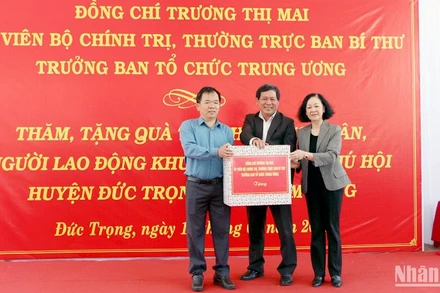 Đồng chí Trương Thị Mai trao quà Tết tặng khu công nghiệp Phú Hội, huyện Đức Trọng, tỉnh Lâm Đồng.