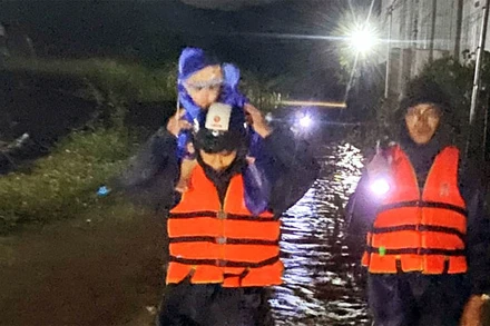 Các lực lượng xã Lộc Châu hỗ trợ đưa người dân tại thôn Tân Ninh đến nơi an toàn.